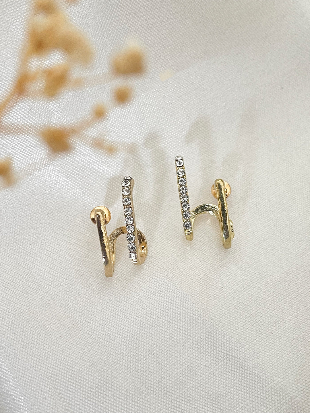 Ishhaara Stylish Pearl And Floral Earrings