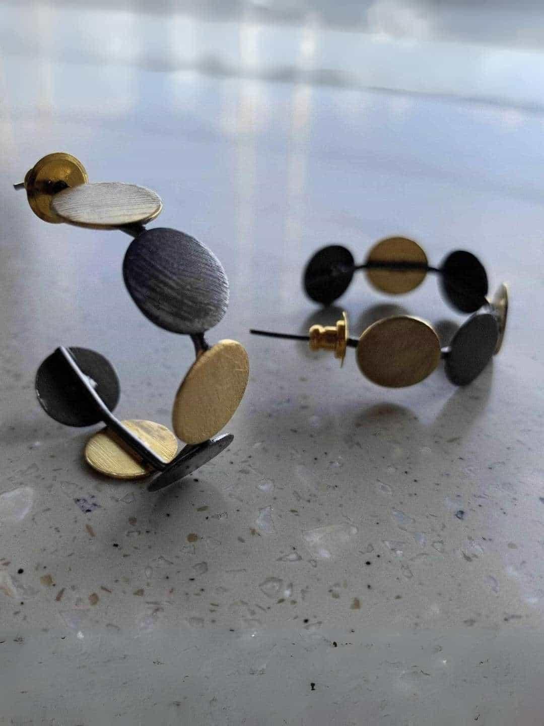 Ishhaara Taapsee Pannu In Dual Tonned Hoops Earring