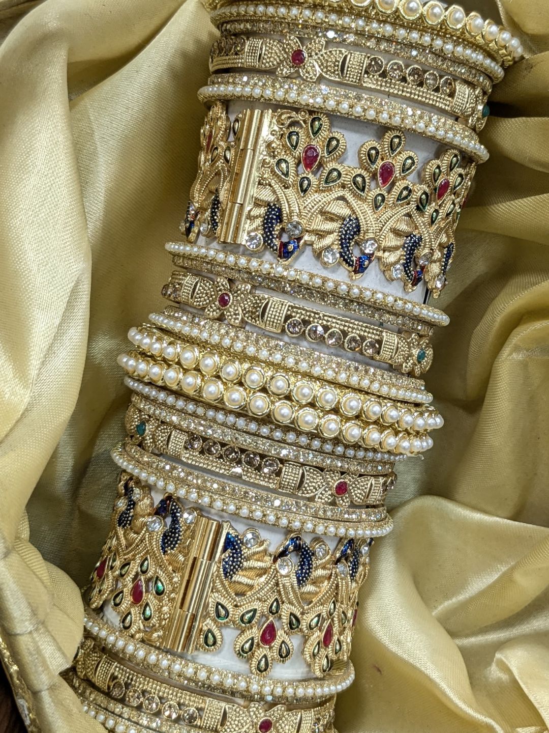 Ishhaara Traditional Peacock Studded Rajwadi Bangles