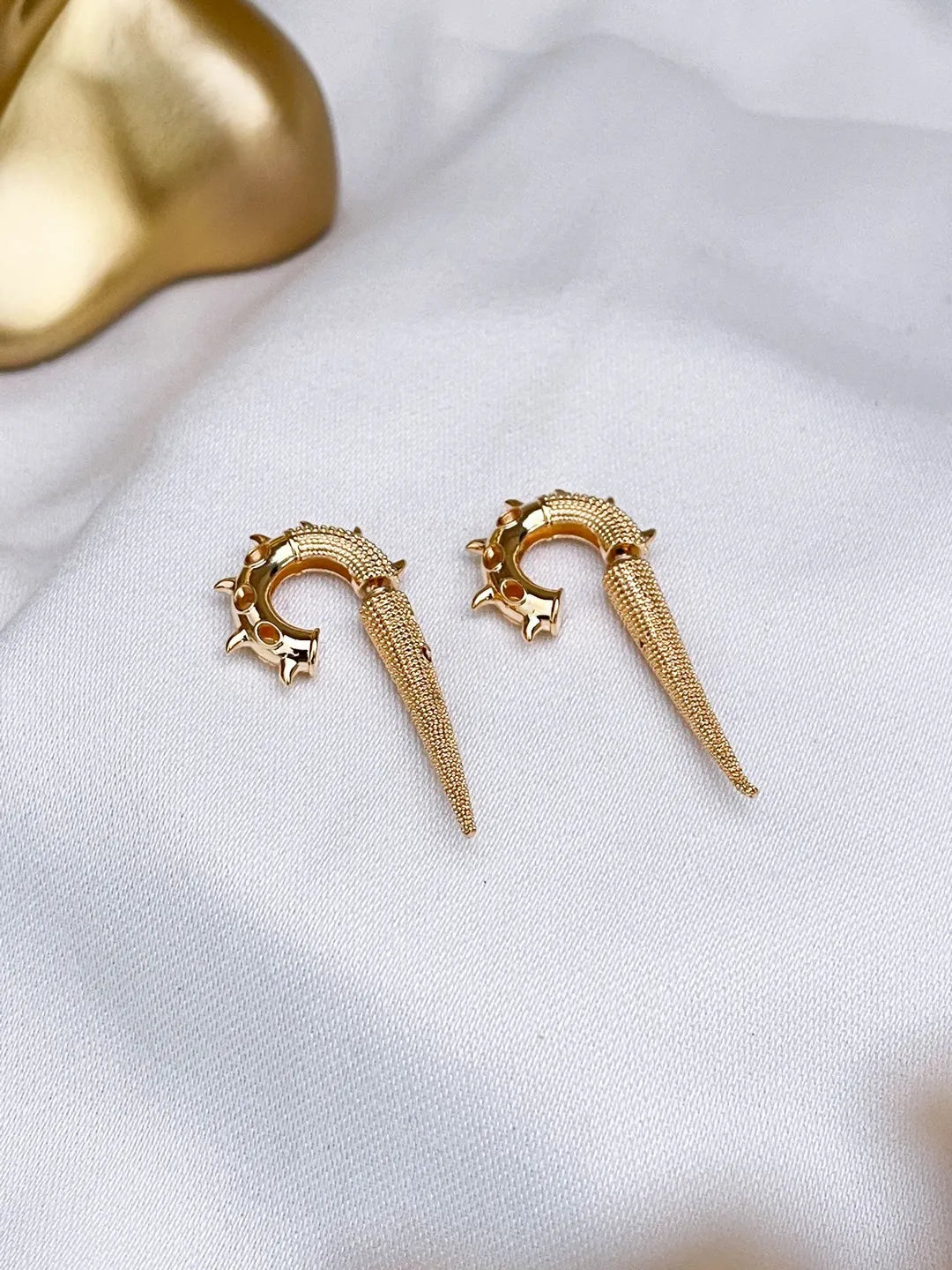 Ishhaara Unique Ornate Clicker Earrings