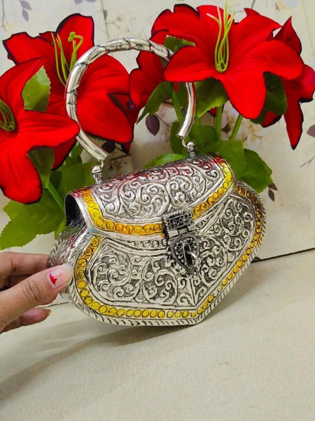 Ishhaara Unique Shaped Vintage Styled Metal Clutch