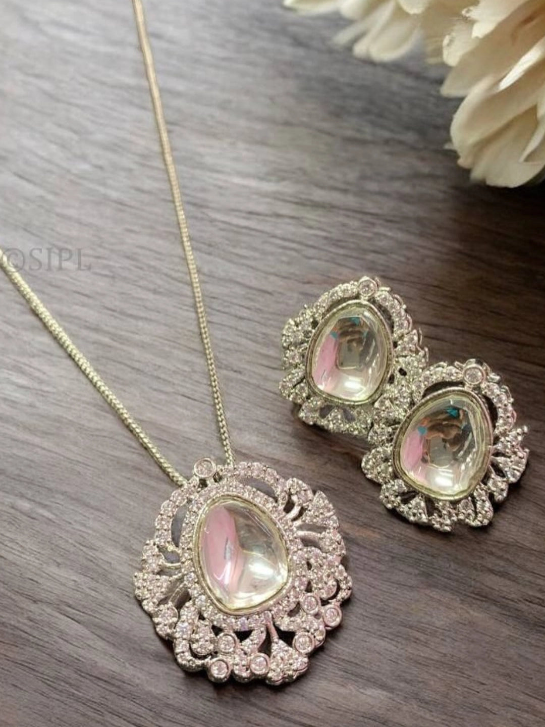 Ishhaara Victorian Pendant Necklace