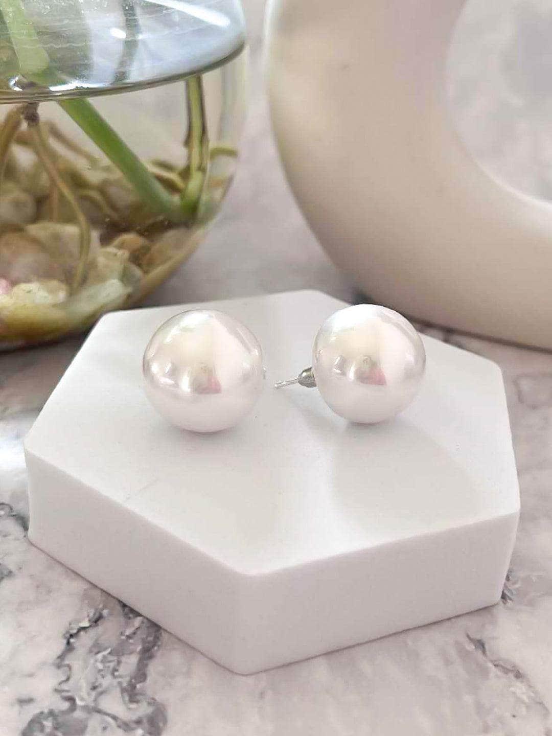 Ishhaara Medium Pearl Studs White
