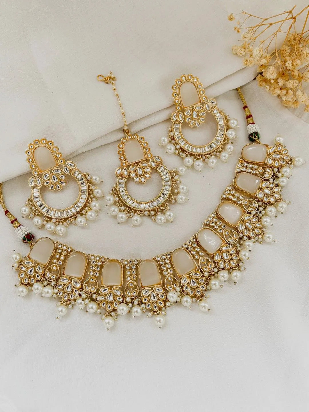 Ishhaara White Elegant Simple Kundan Choker