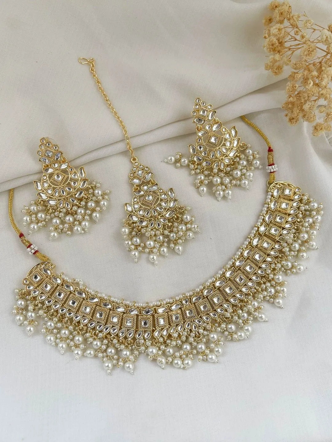 Ishhaara White Traditional Square Shaped Kundan Choker Necklace