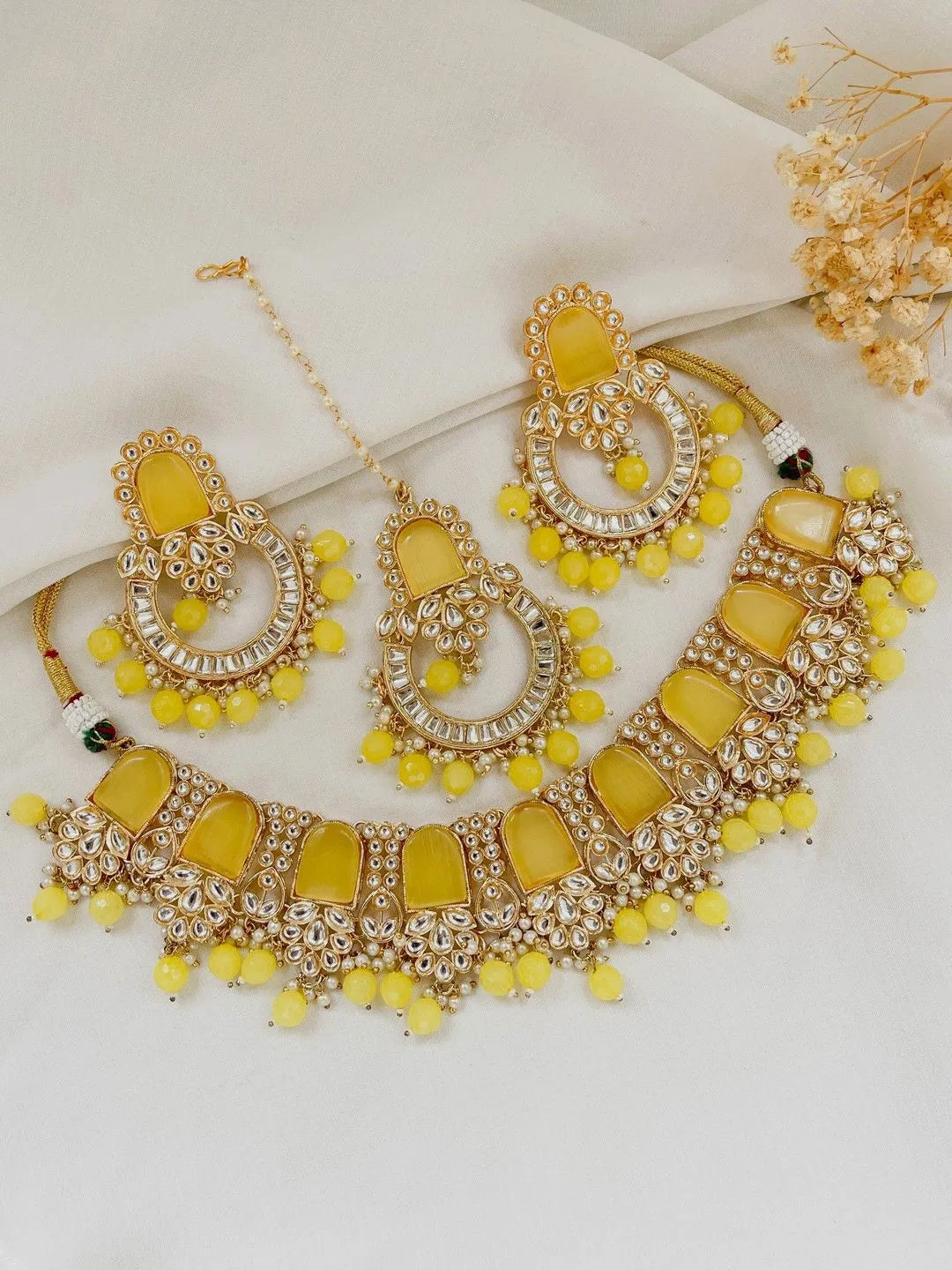 Ishhaara Yellow Elegant Simple Kundan Choker