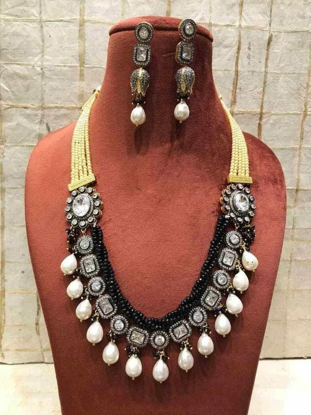 Ishhaara Twisted Color Necklace With White Stone