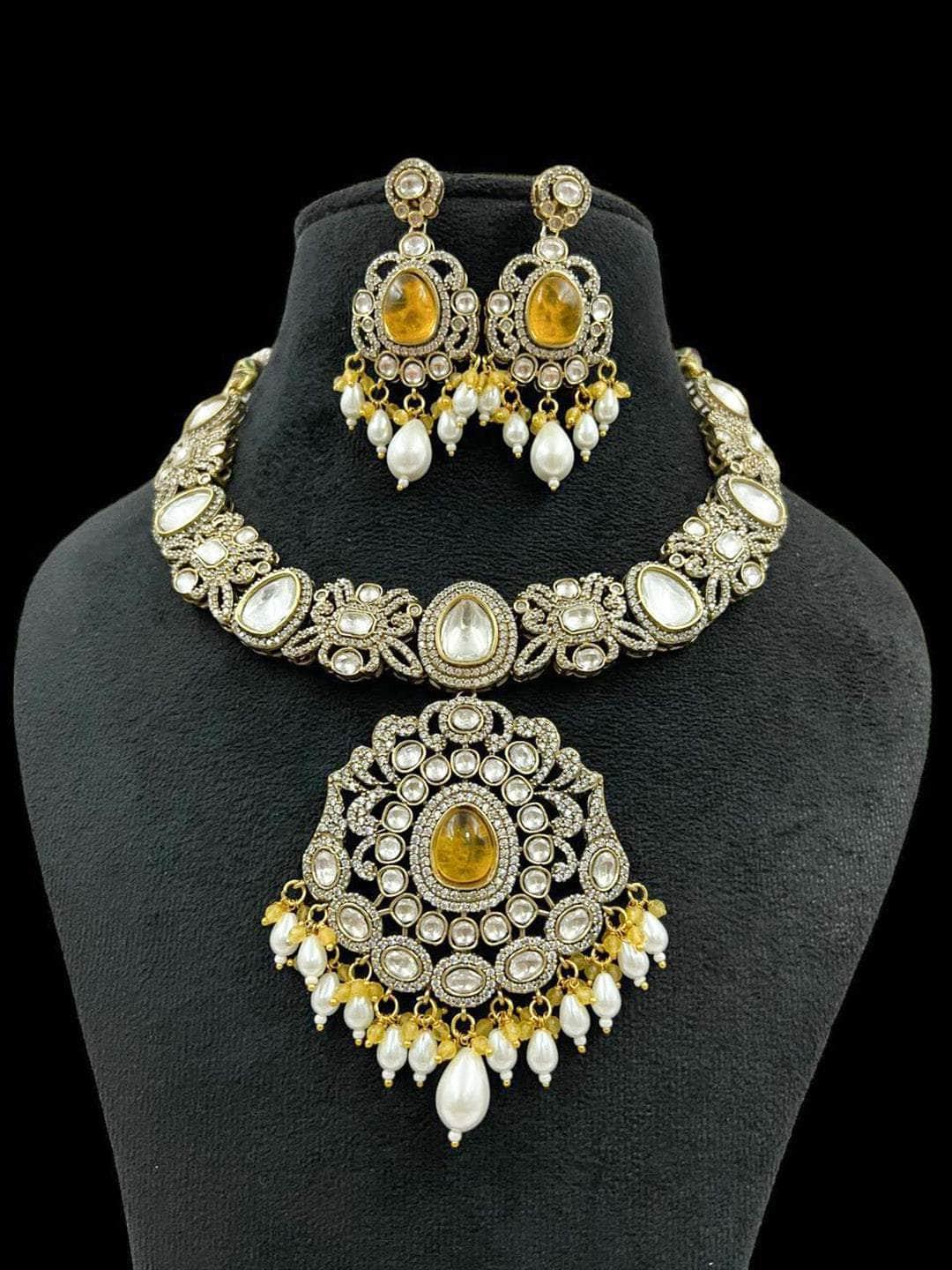 Ishhaara Victorian Necklace With Earrings