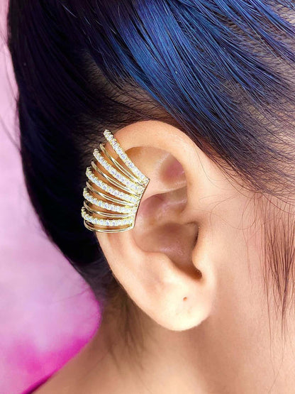 Shivangi Joshi In Dainty Textured Earcuff