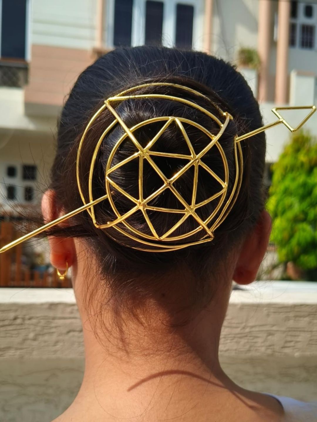 Elegant Updo Accessory With Timeless Charm