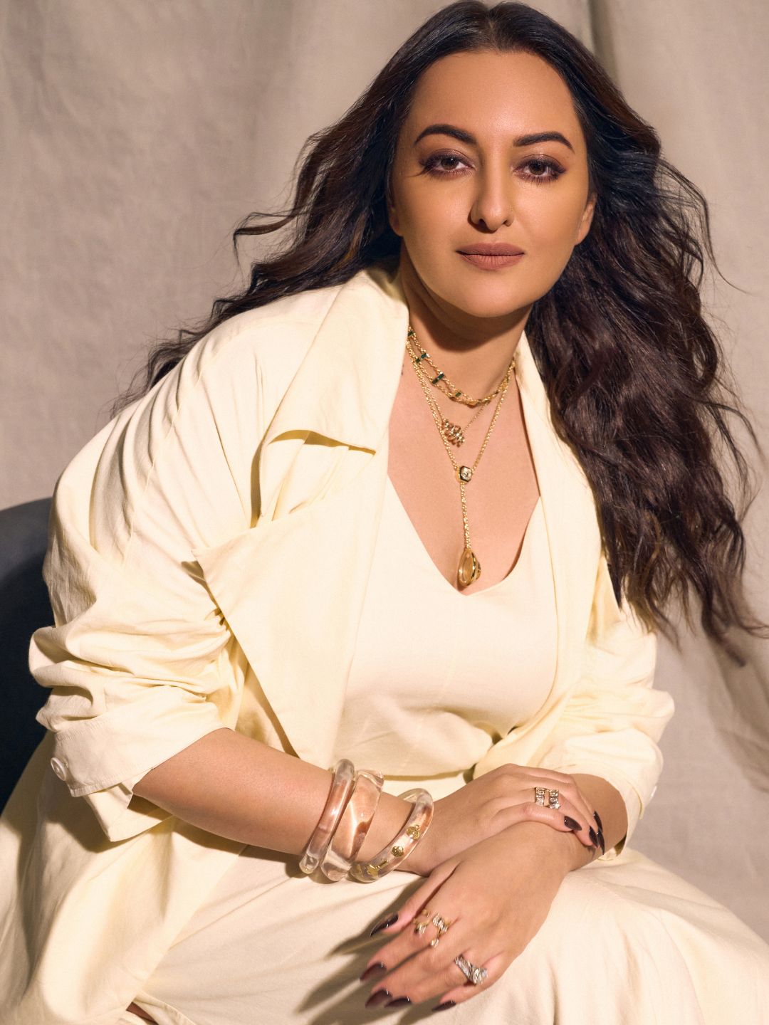 ishhaara-sonakshi-sinha-in-acrylic-cuff-bracelet-79441447954890