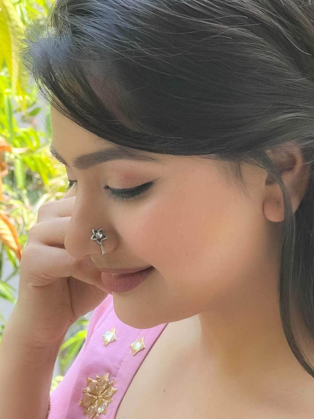 Ishhaara 5 Petal Floral White Stone Oxidised Nose Pin