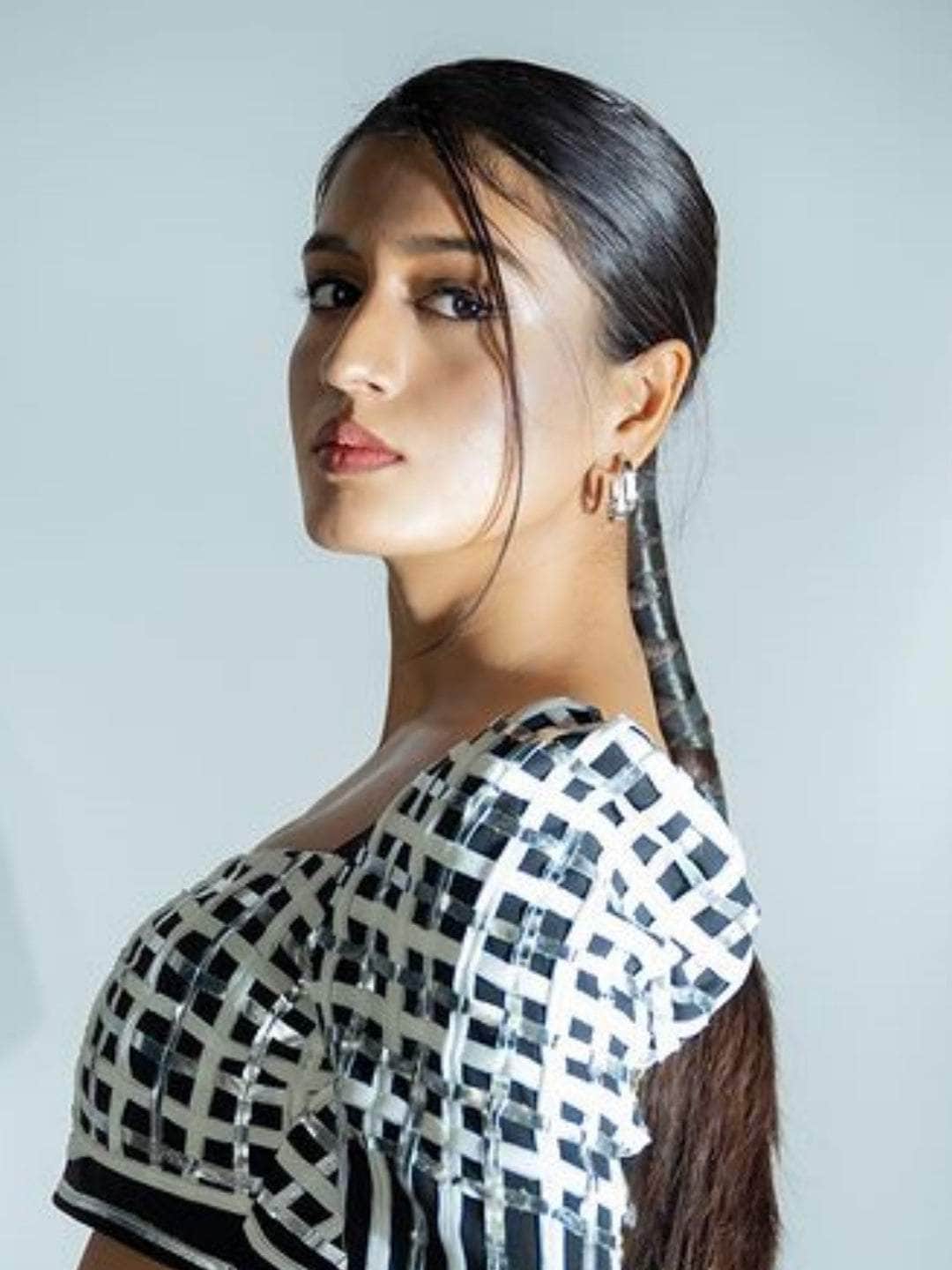 Ishhaara Aadhya Anand In Twinkle Twist Earrings