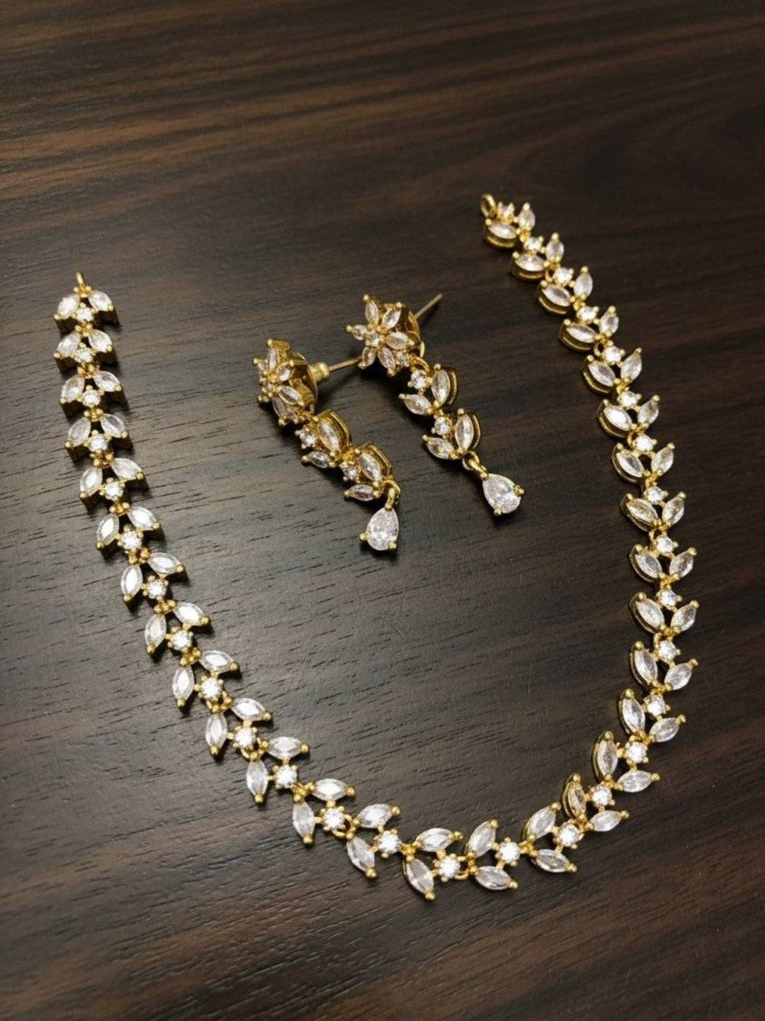 Ishhaara Ad Stone Leafy Short Neckpiece