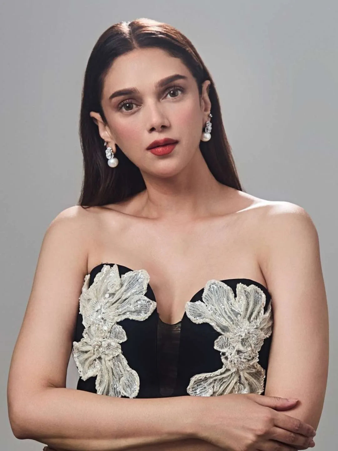 Ishhaara Aditi Rao Hydari In Hammered Pearl Drop Earrings