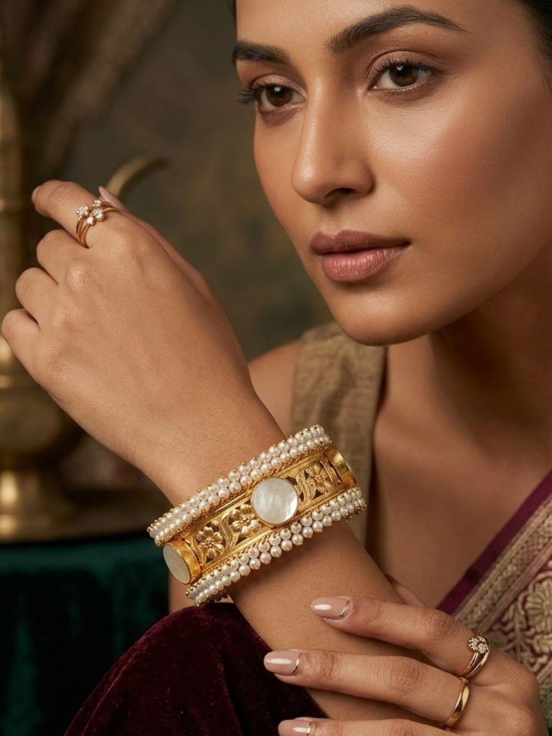 Ishhaara Adjustable Pearl Statememt Handcuff
