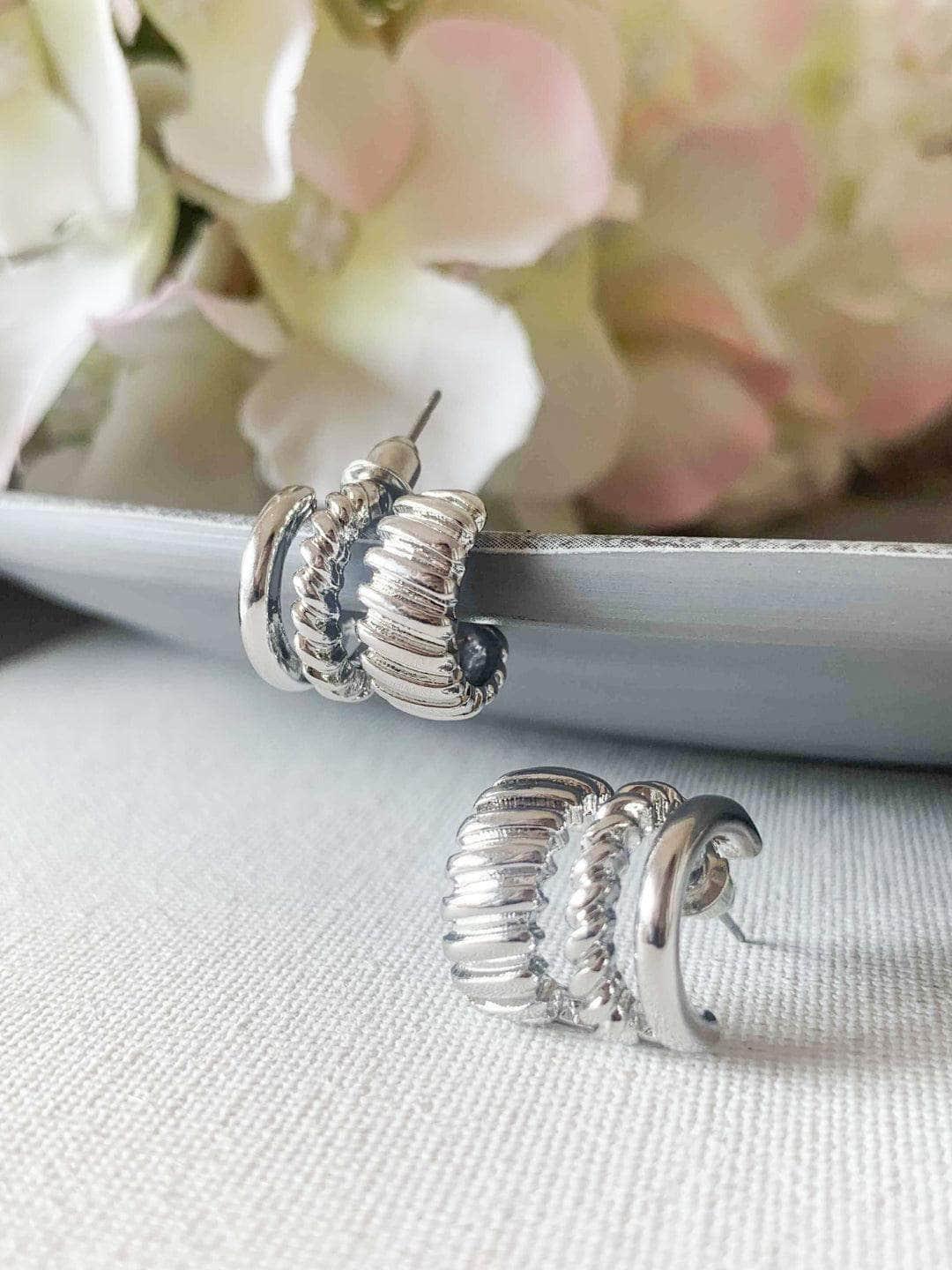 Ishhaara Amy Jackson In 3 Line Twist Stud Earrings