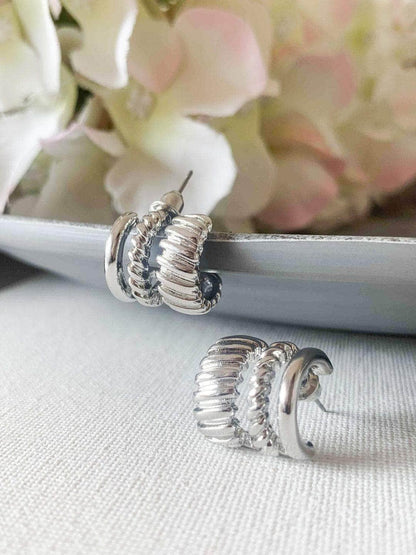 Ishhaara Amy Jackson In 3 Line Twist Stud Earrings