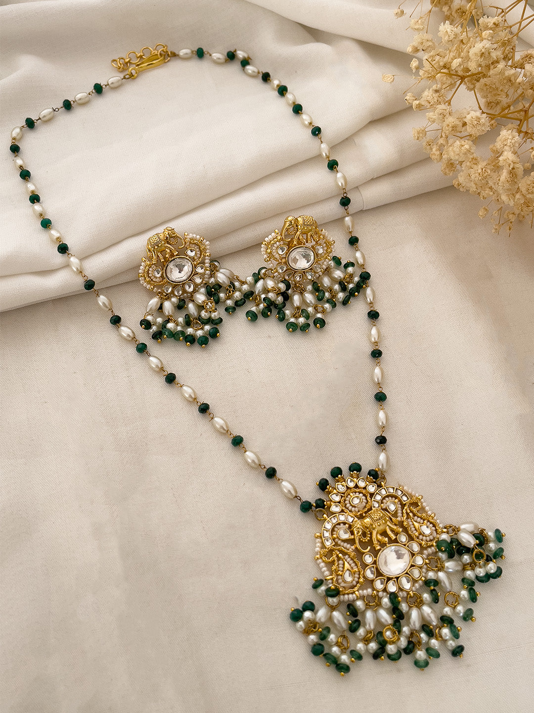 Ishhaara Antique Green Beads And Pearls Studded Pendant Necklace