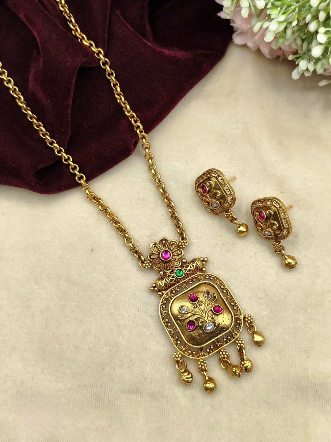 Ishhaara Antique Pendant Necklace