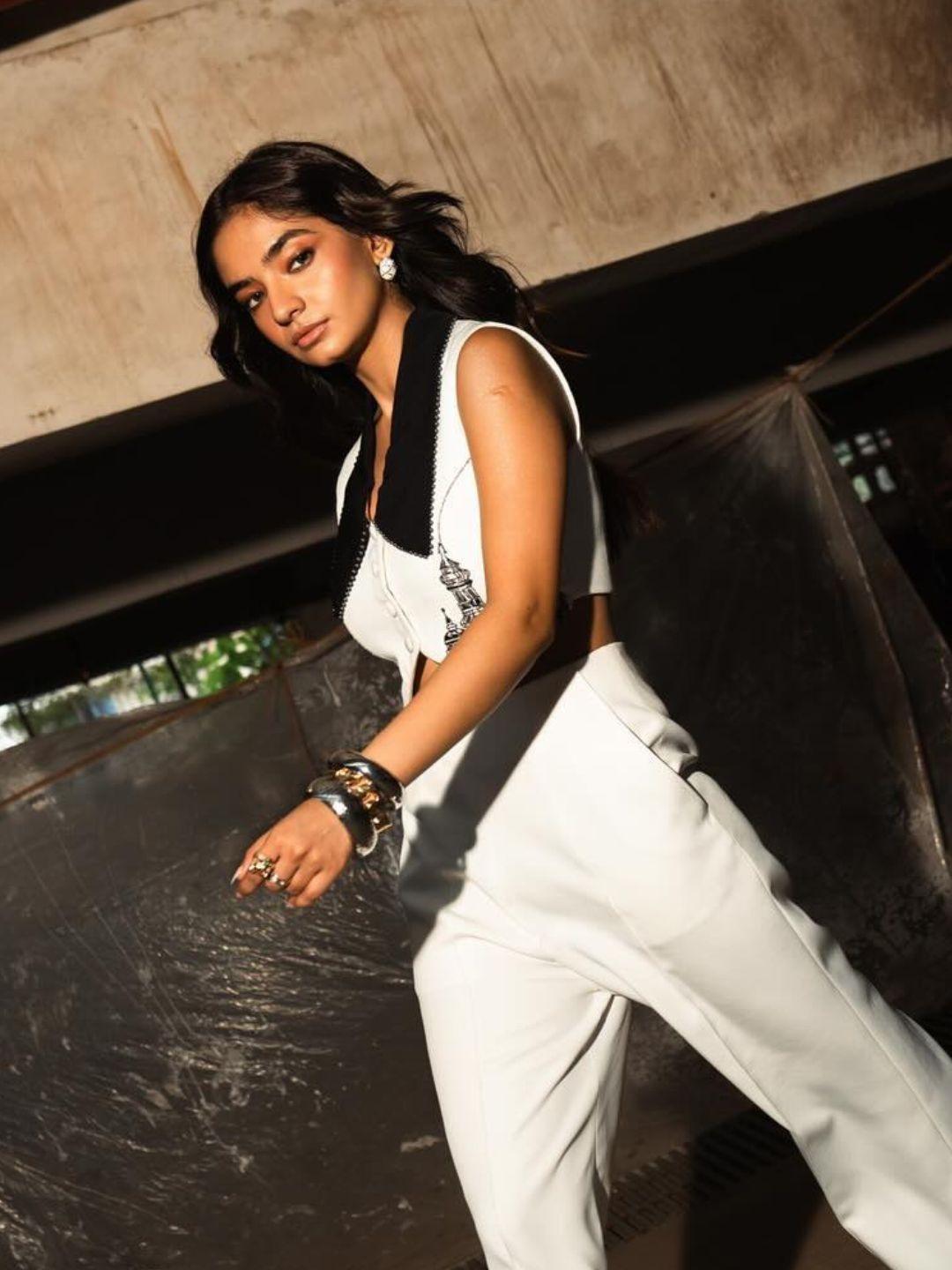 Ishhaara Anushka Sen In Linked Chain Bracelet Gold