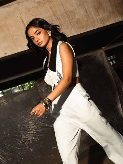 Ishhaara Anushka Sen In Linked Chain Bracelet Gold