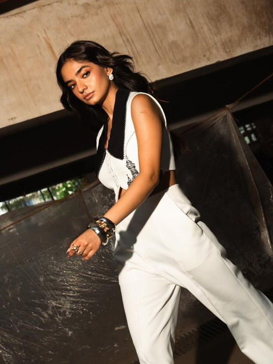 Ishhaara Anushka Sen In Linked Chain Bracelet Gold