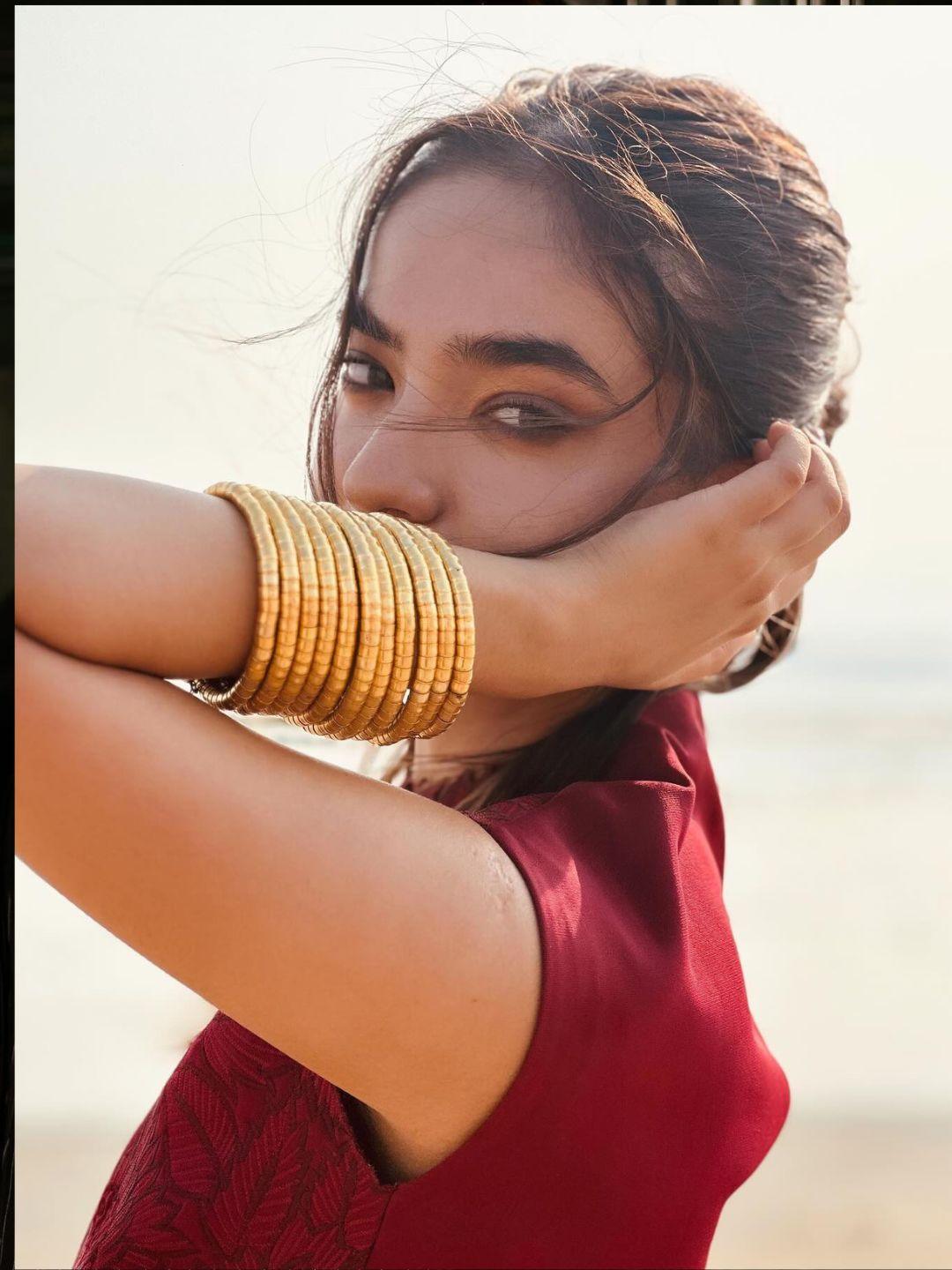 Ishhaara Anushka Sen In Stackable Bracelets Gold