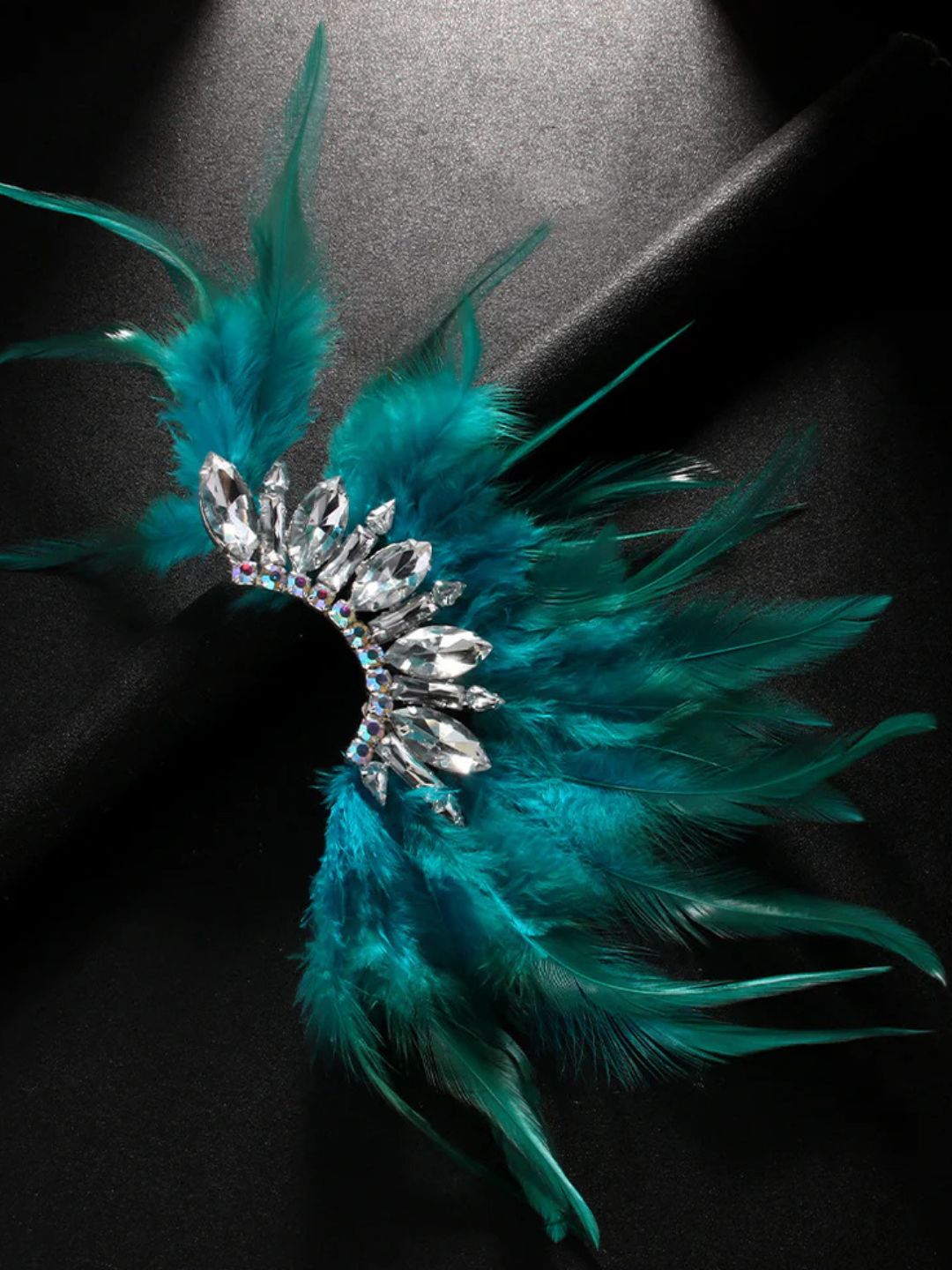 Ishhaara Azure Winged Earcuff