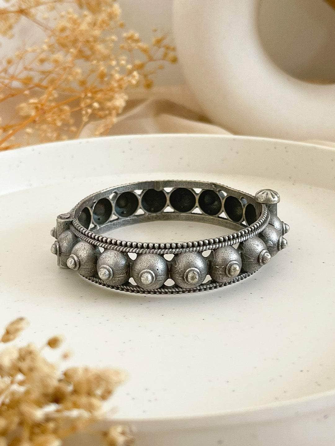 Ishhaara Ball Spiked Kada