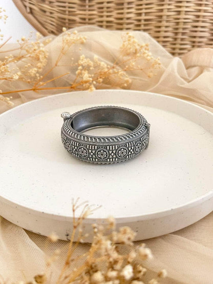 Ishhaara Beautiful Banjara Bangle