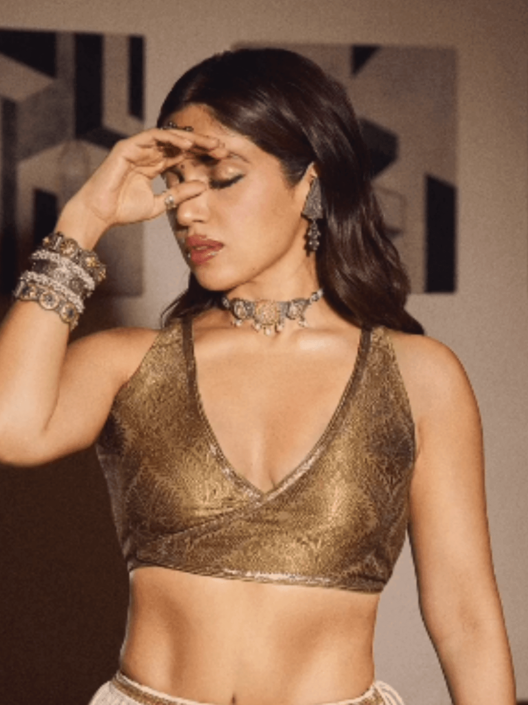 Ishhaara Bhumi Pednekar In Oxidised Tribal Bangle With Flowers