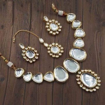 Ishhaara Big Kundan Simple Locket Necklace Set