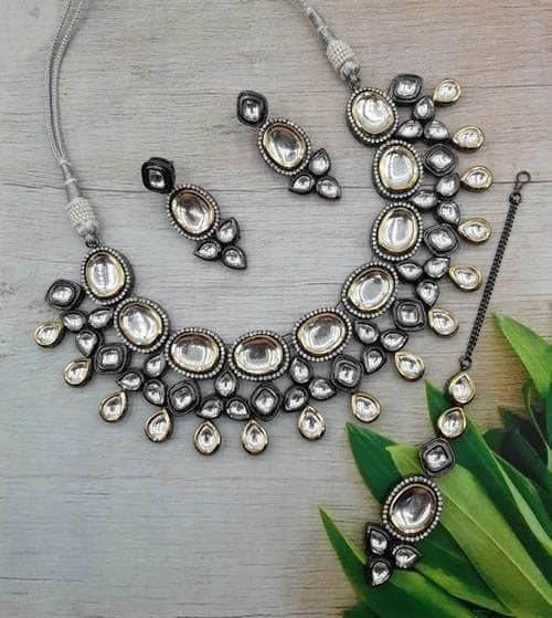 Ishhaara Big Kundan Space Design Set