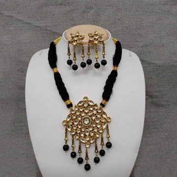 Ishhaara Black Diamond Kundan Pendant Necklace And Earring Set
