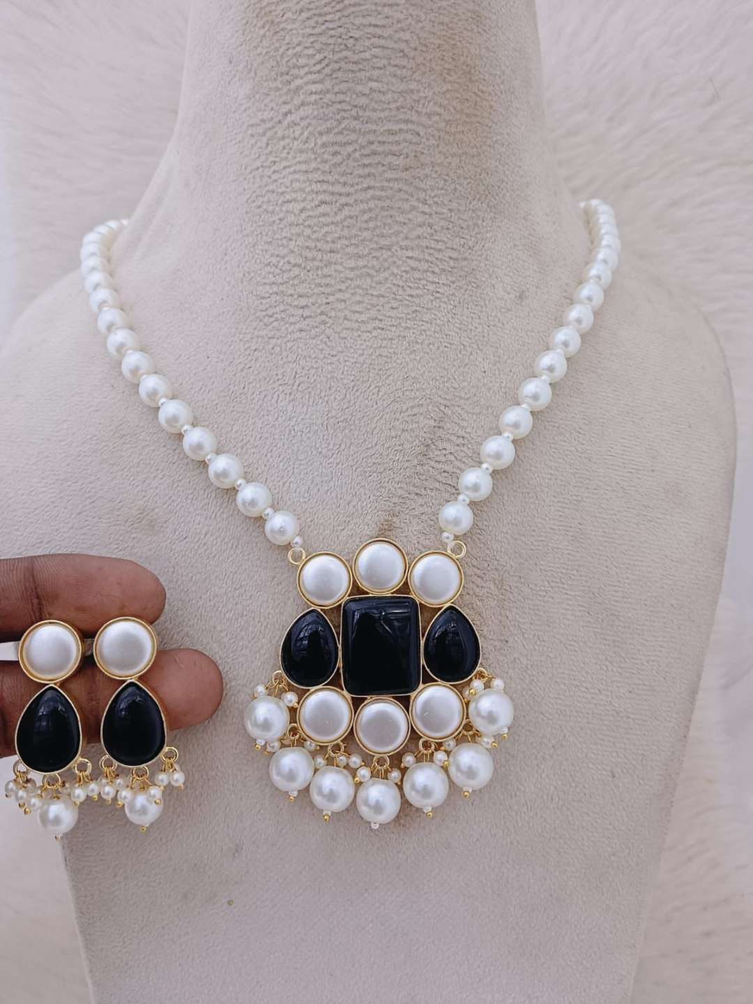 Ishhaara Black Fusion Pearl Necklace Set