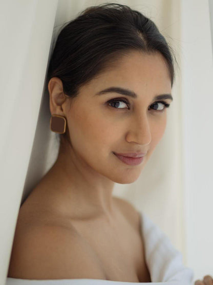 Ishhaara Nikita Dutta In Square Gold Frame Earring