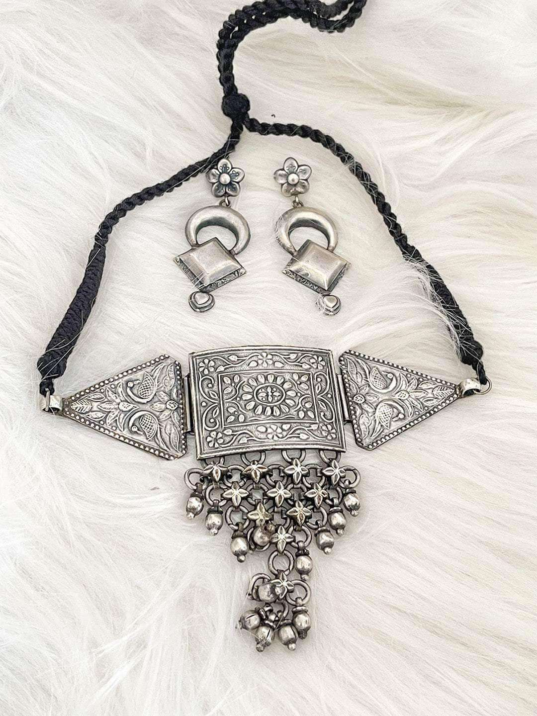 Ishhaara Black Polish Ethnic Choker