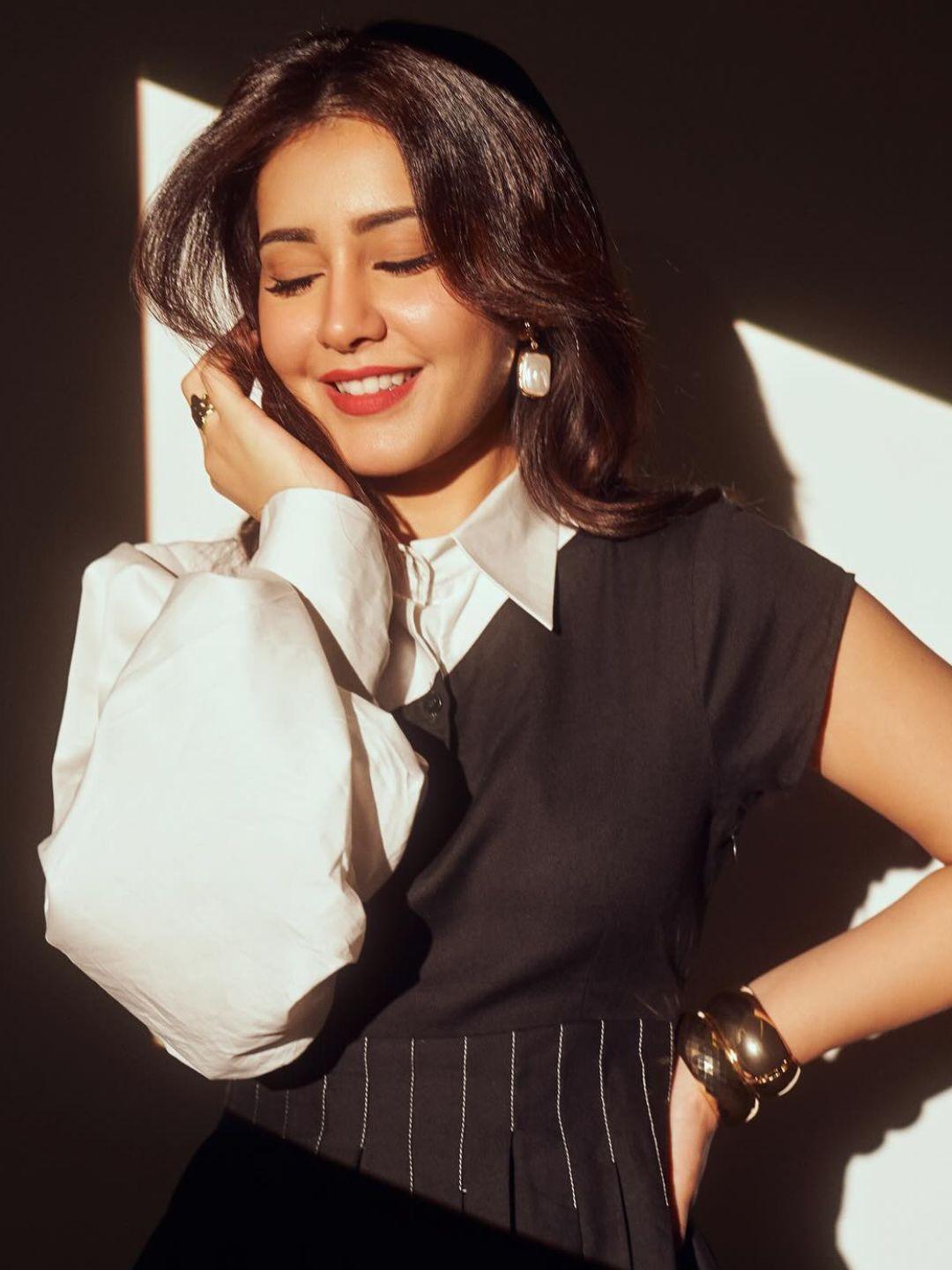 Ishhaara Raashii Khanna In Authentic Vintage Gold Bangle