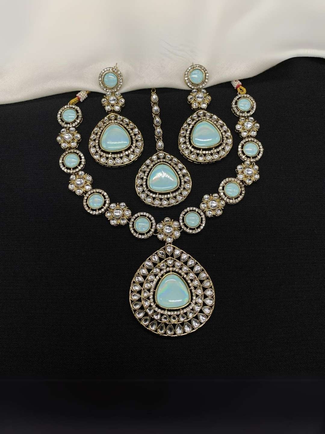 Ishhaara Blue Kundan Design Stone-Studded Necklace