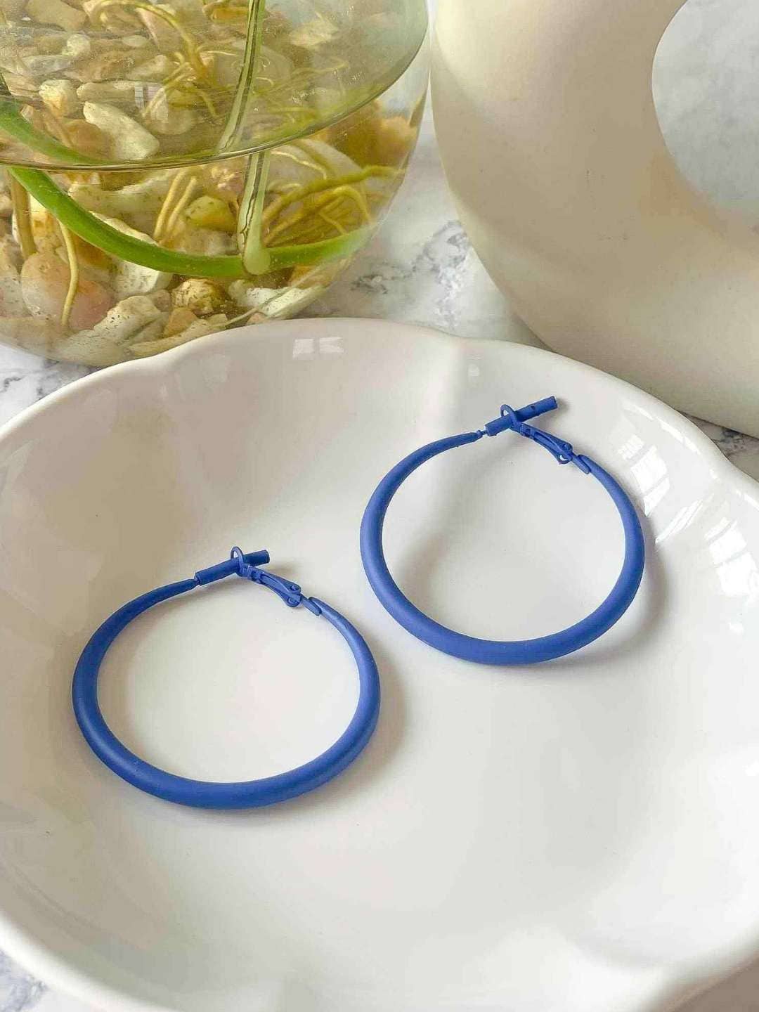 Ishhaara Blue Rakul Preet In Cartilage Hoop Earrings