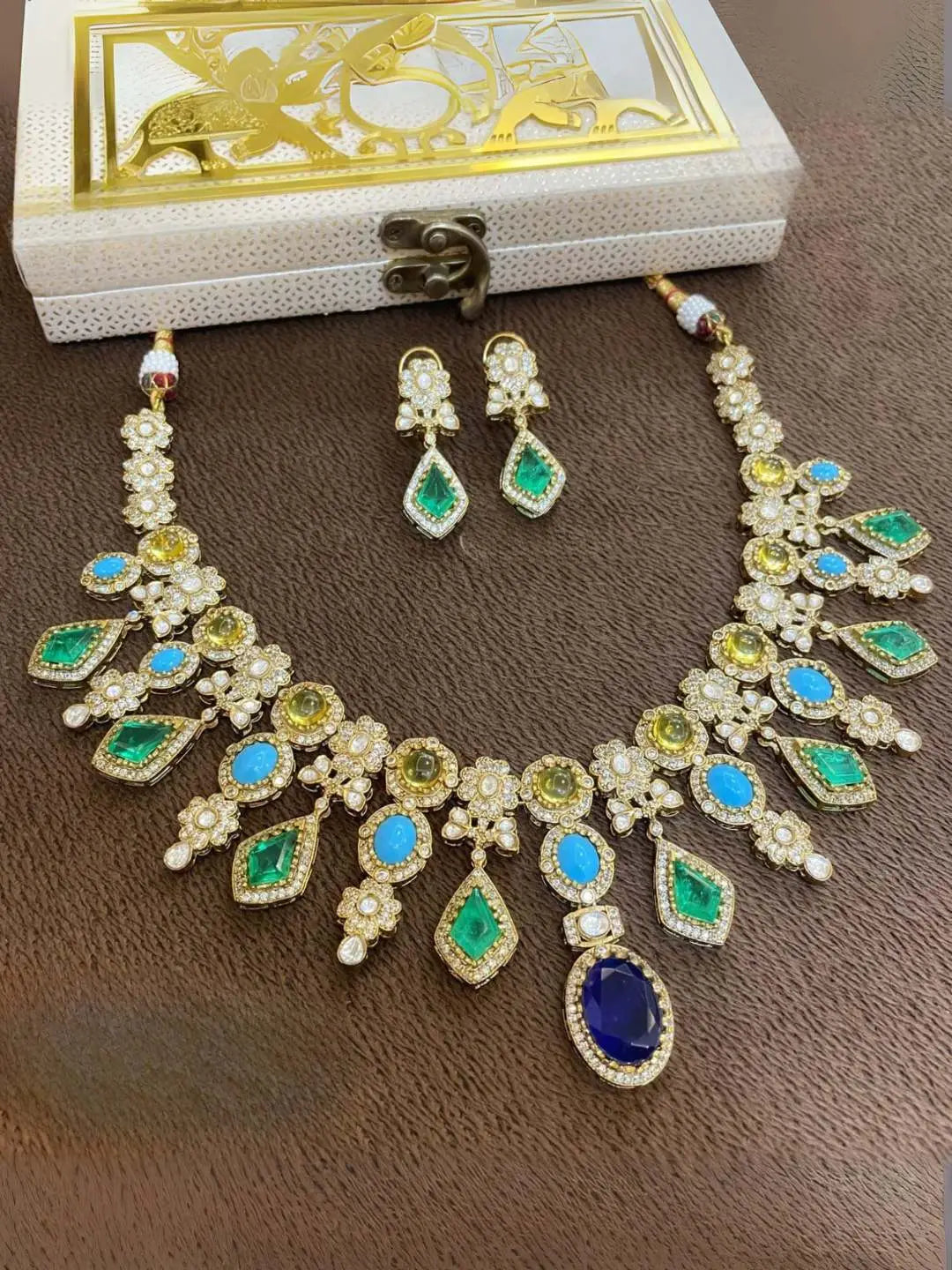 Ishhaara Blue Victorian Polished Floral Necklace