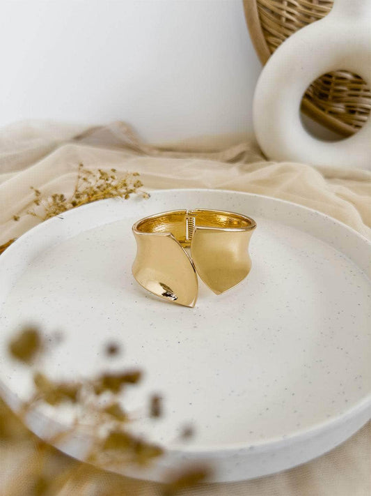 Ishhaara Bohemian Leaf Shaped Asymmetrical Bracelet