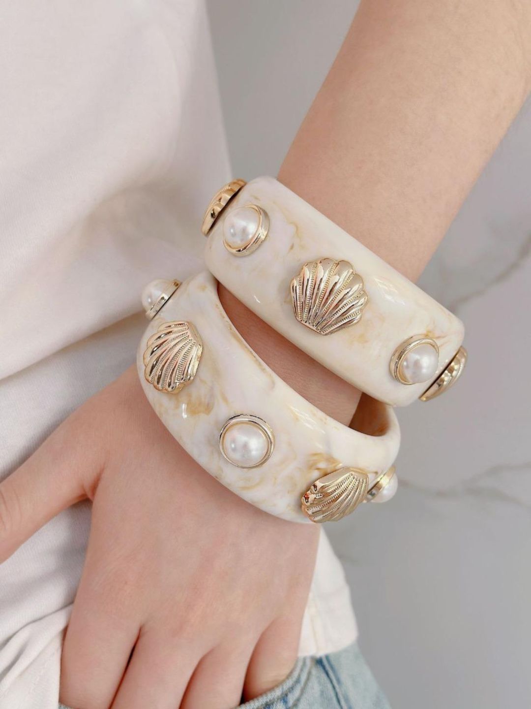 Ishhaara Boho Style Shell And Faux Pearl Ombre Resin Bangle