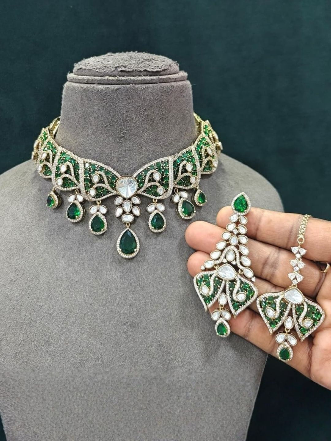 Ishhaara Bow Shaped Emerald Necklace