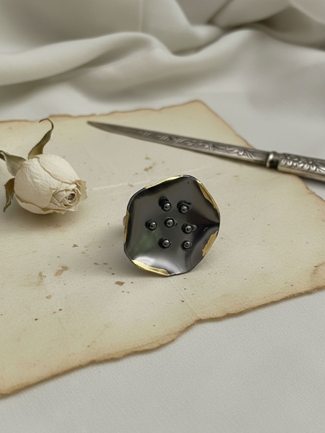 Ishhaara Carina Signet Ring