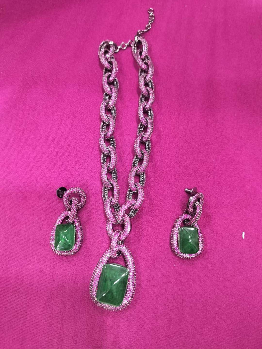 Ishhaara Chain Linked Pendant Necklace