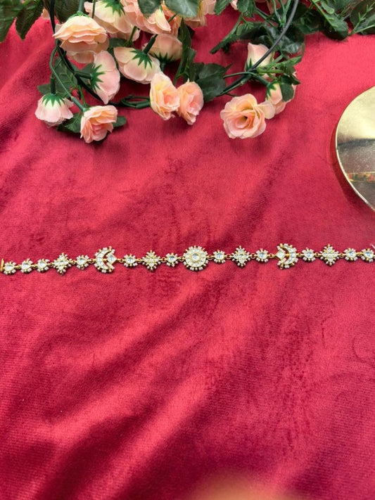 Ishhaara Chand Patterned Jadau Kundan Mathapatti