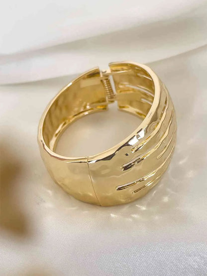 Ishhaara Chunky Curve Textured Handcuff