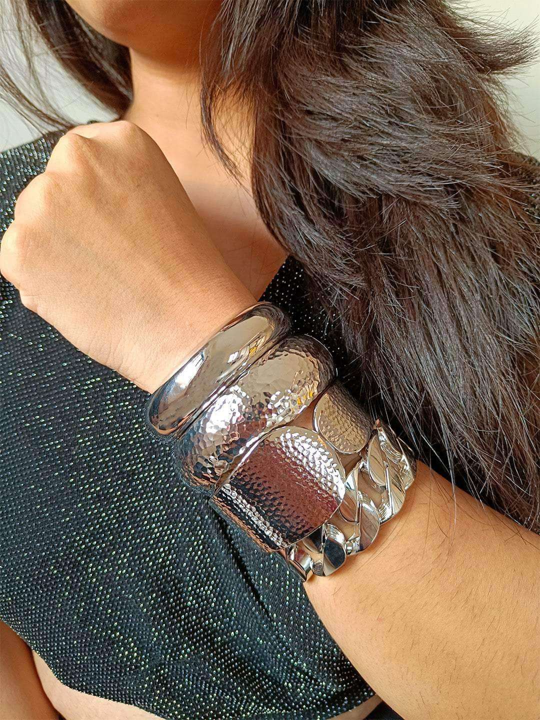 Ishhaara Shriya Pilgaonkar In Chunky Hammer Bracelet